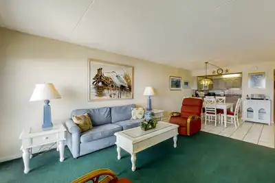 Image de Great beachfront condo with pool & tennis - quick drive to dining