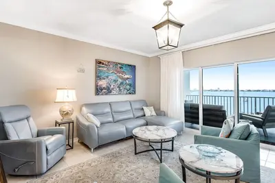 Image de 4th Floor Bayfront Condo With Private W/D & Shared Outdoor Pool