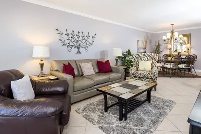 Image de 4th-floor, bright, Gulf-front condo with views - close to entertainment
