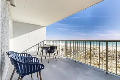 Image de Comfy beachfront condo w/ central Ac, pool access, ocean view, and washer/dryer