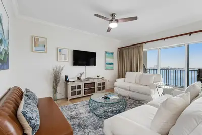 Image de 7th-Floor Waterfront Spacious Condo with Private W/D and Shared Pool