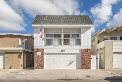 Image de Giant 7 Bedroom Duplex & 4 Car Garage on 51st St