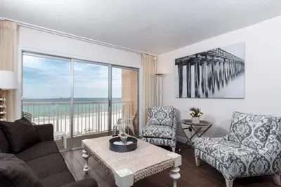 Image de Oceanfront 4th-floor studio with pool & steps to beach - close to entertainment