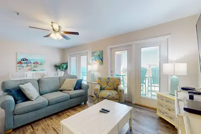 Image de Airy coastal condo steps to the Gulf & quick drive to entertainment