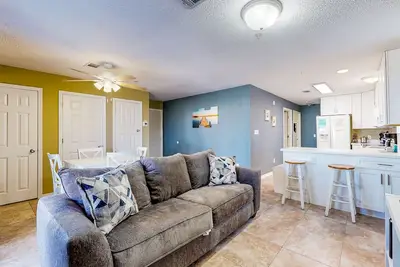 Image de Cozy beach condo with amazing views, beach access & on-site pool