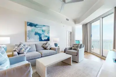 Image de 18th-floor condo with amazing views, beach access, pools & gym