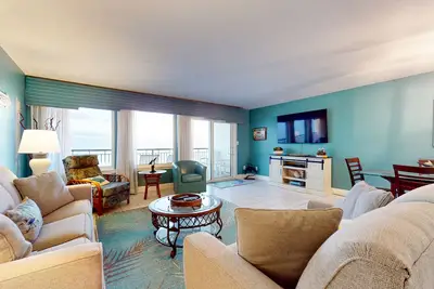 Image de 6th-floor, bright Gulf-front condo with views - close to entertainment