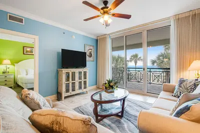 Image de 2nd floor cute & bright Gulf-front condo with onsite pools and nearby dining