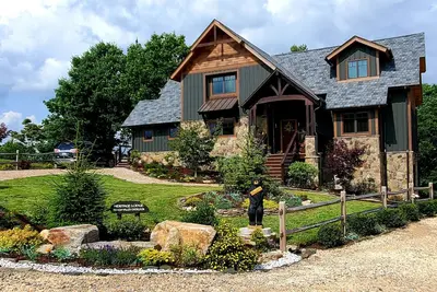 Image de Heritage Lodge- 3 bed 2 and a half bath Eagles Nest amenities, privacy, and pet friendly