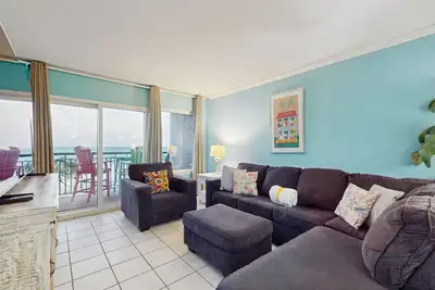 Image de 3rd-floor updated condo with Gulf-front views - short drive to shopping