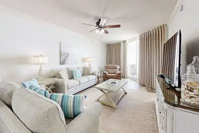 Image de Gulf-front condo with pools, hot tub, beach access & views