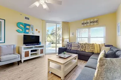 Image de Spacious Ground-Floor Condo Steps To Beach Beach Chairs & Umbrella