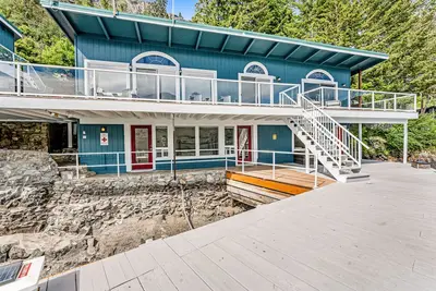 Image de Modern Lake Chelan cottage & bunk house with dock & hot tub