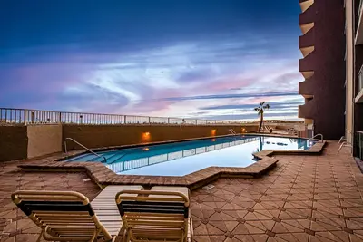 Image de Comfortable beachfront condo with beach setup - quick drive to dining