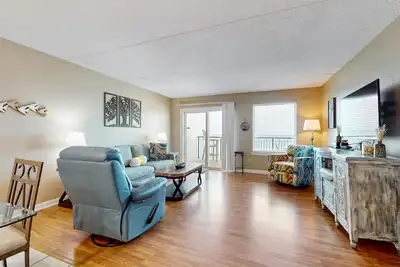 Image de Cozy beachfront condo with beach setup - near shopping