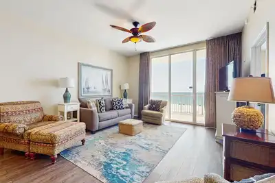 Image de Welcoming, 4th-floor condo on the beach with pool, hot tub & balcony