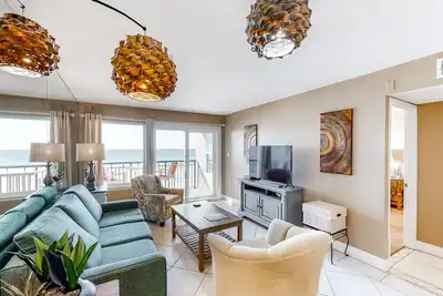 Image de Updated, beachfront condo with beach setup - quick drive to entertainment