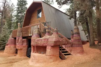 Image de Off-Grid Strawberry Point GoldMining cabin powered by Generator with City Water