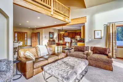 Image de Experience mountain living in Grande View on the Blue, a private home overlooking Blue River Tarn!