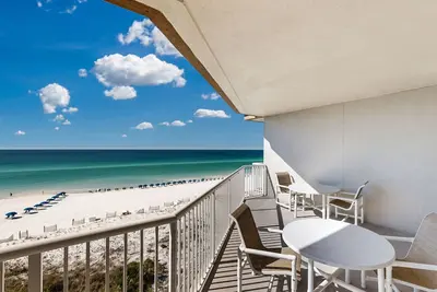 Image de Beachfront condo with beach chairs & umbrella, pool