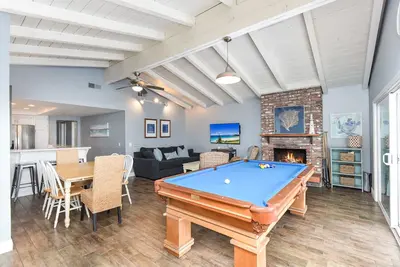Image de 5 Bedroom Home w/ Pool Table steps to the Beach