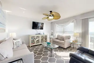 Image de Seventh floor condo w/ pool access, washer/dryer, ocean view, & central Ac