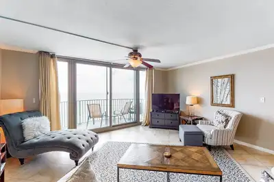 Image de Two-story condo withvspectacular view, pool, beach access & private balcony