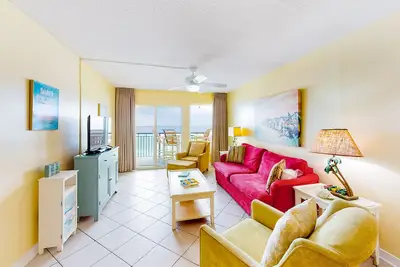 Image de Updated beachfront condo with beach setup - quick drive to entertainment