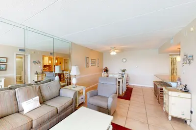 Image de Comfortable 6th-floor beachfront condo with ocean views - walkable locale