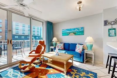 Image de Second-floor, airy condo with great views - close to dining & shopping