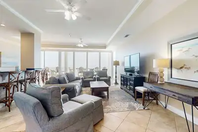 Image de Beautiful, Gulf-front townhome with three water-view decks - near entertainment