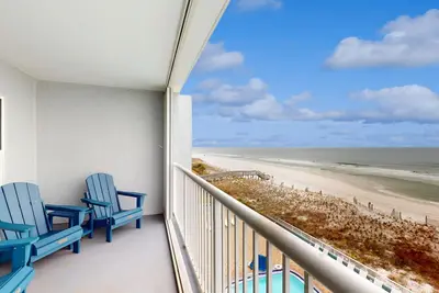 Image de Charming fifth floor condo w/ beach service, central Ac, WiFi, & pool access