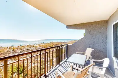 Image de 2nd-floor, spacious, beachfront condo with ocean views - close to entertainment