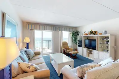 Image de Updated, bright condo with beach setup - minutes from entertainment