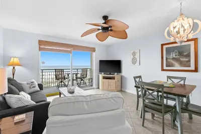 Image de 3rd-floor, Gulf-front condo with seasonal beach setup - near entertainment
