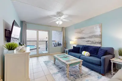 Image de Updated, first-floor, open, airy condo with great views - close to dining