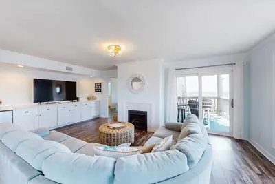 Image de Ideally located coastal condo with Gulf views, private balcony & beach access