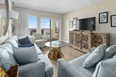 Image de Updated beachfront condo with beach setup & quick drive to entertainment