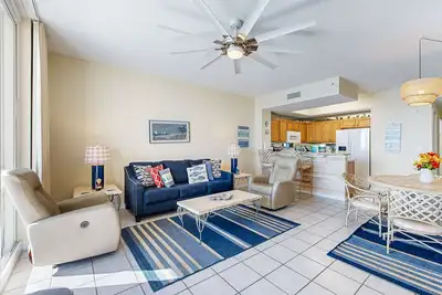 Image de 7th-floor bright, open condo - close to dining with Gulf front views