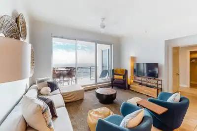 Image de Updated oceanfront penthouse with sunset balcony views, pool, hot tub & gym