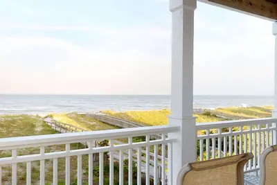 Image de Spacious Oceanfront Getaway | 5 Decks, Jacuzzi Tub, Dog Friendly, Steps to Beach