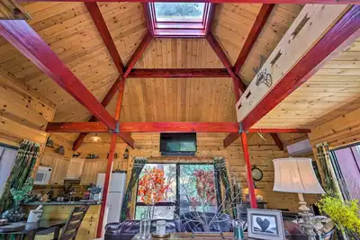 Image de Furnished Deck: Romantic Strawberry/Pine Studio!