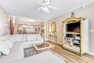 Image de Spacious Gulf Front Condo with Private W/D and Shared Pool