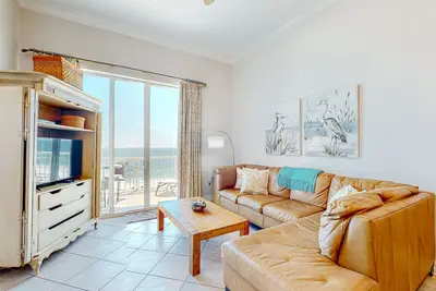Image de Open condo, on-site pool & hot tub, gulf-front balcony, on the beach