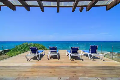 Image de Sea-views top-floor condo on private beach, 2bd \/ 2. 5bth with pool