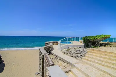 Image de Family-friendly Top-Foor condo, pool, sandy beach, internet, cable Tv