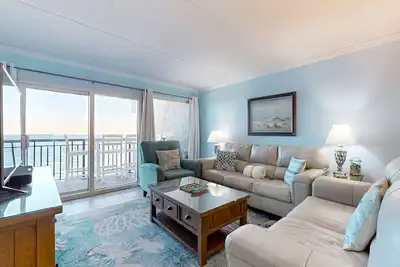 Image de 7th-floor, bright, open condo with Gulf-front views - close to everything