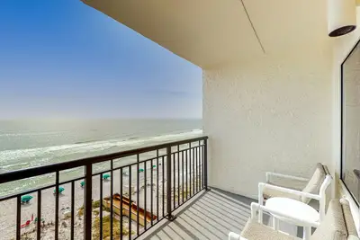 Image de Updated beachfront condo with beach setup - quick drive to entertainment