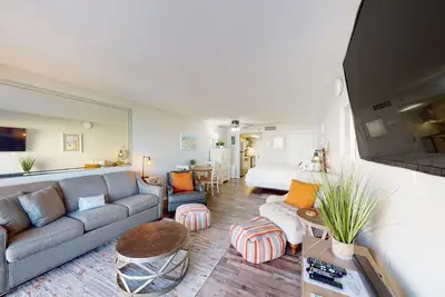 Image de Fourth floor, cozy oceanfront condo w/ pool access, ocean view