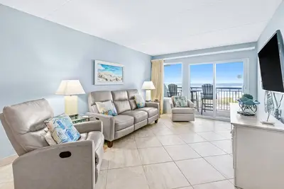 Image de Comfortable beachfront condo with beach service - quick drive to dining